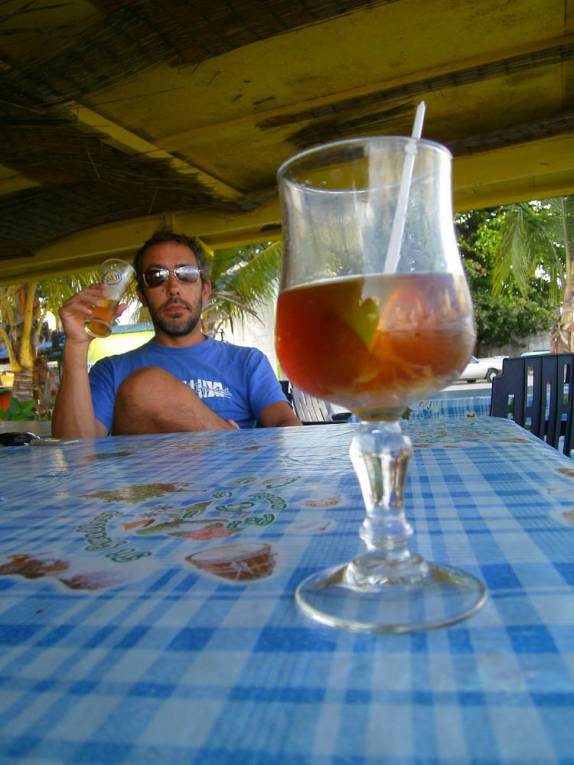 Experimentando o Ti-punch em Sainte-Anne, no litoral sul de Grande Terre, em Guadalupe